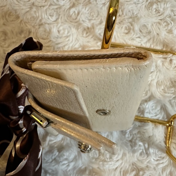 Gucci Logo Embossed key Holder - Picture 8 of 10